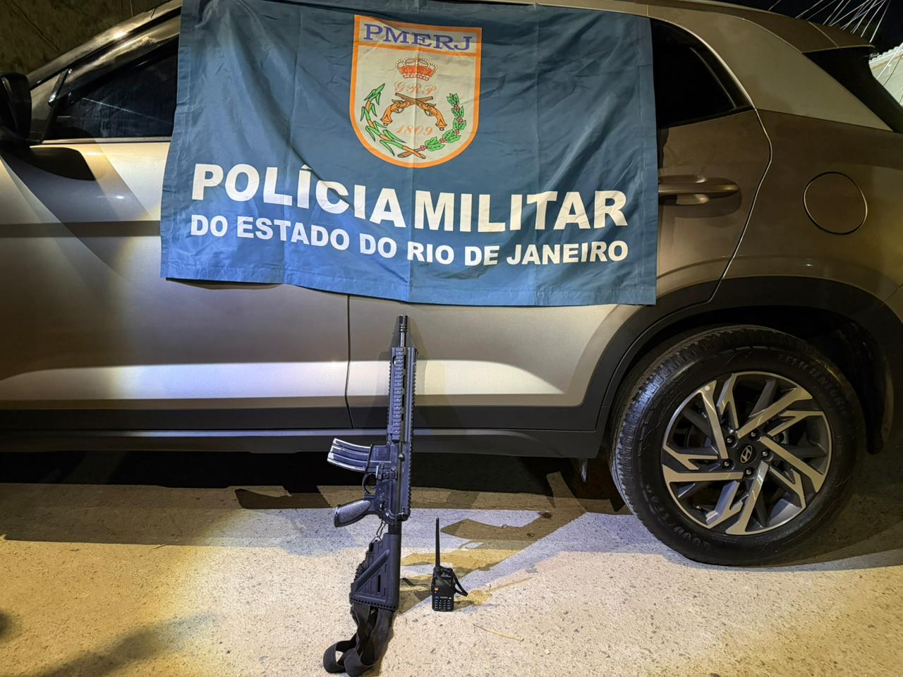 PM apreende fuzil, rádio transmissor e carro em São João de Meriti